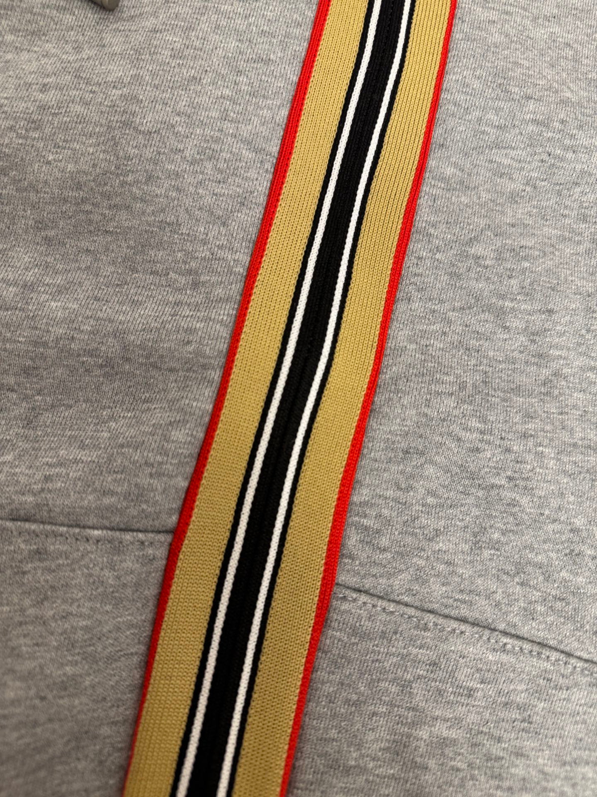 Sudadera con capucha bordada