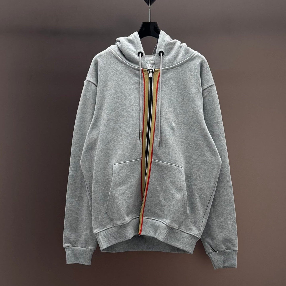 Sudadera con capucha bordada