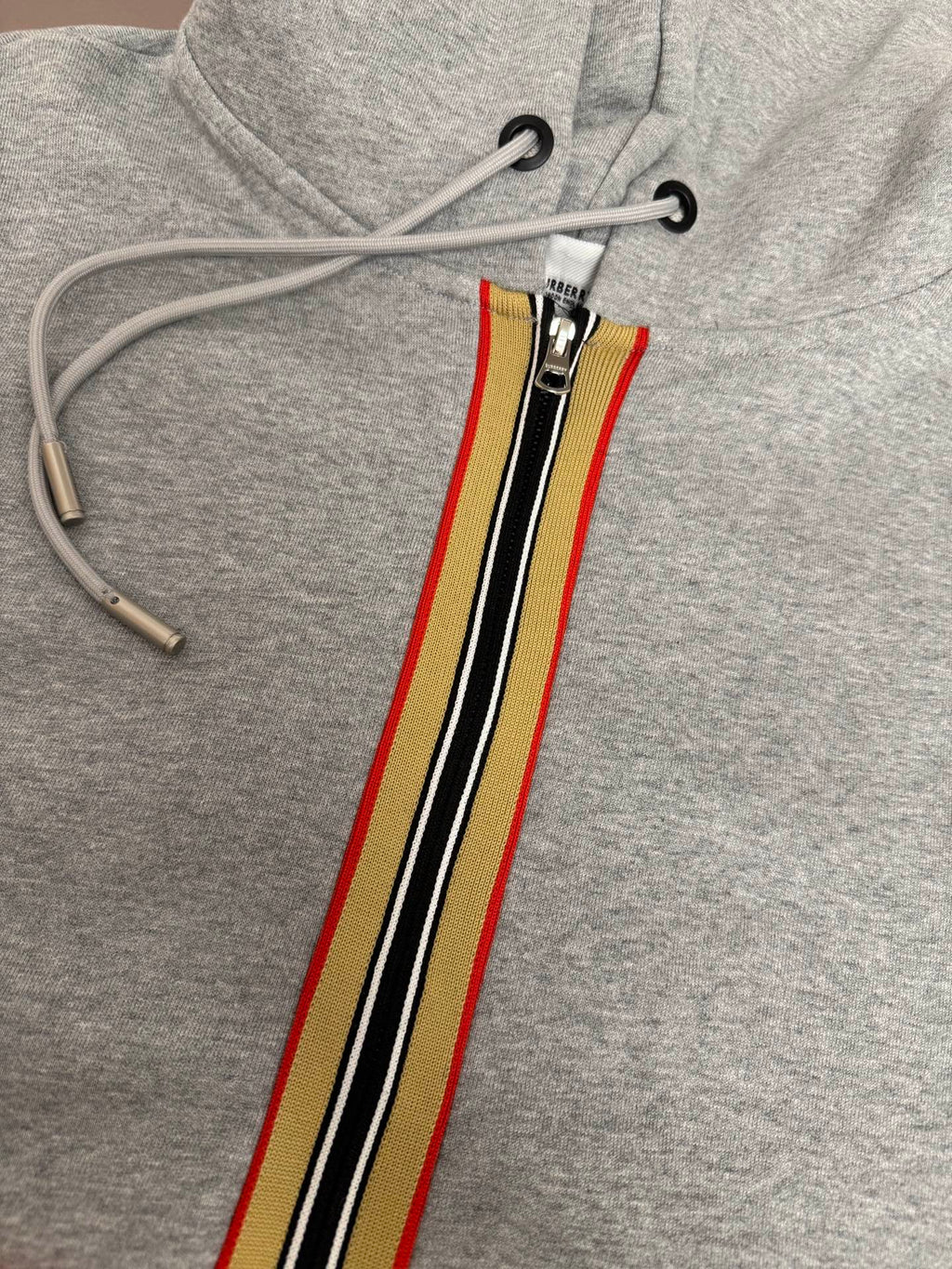 Sudadera con capucha bordada