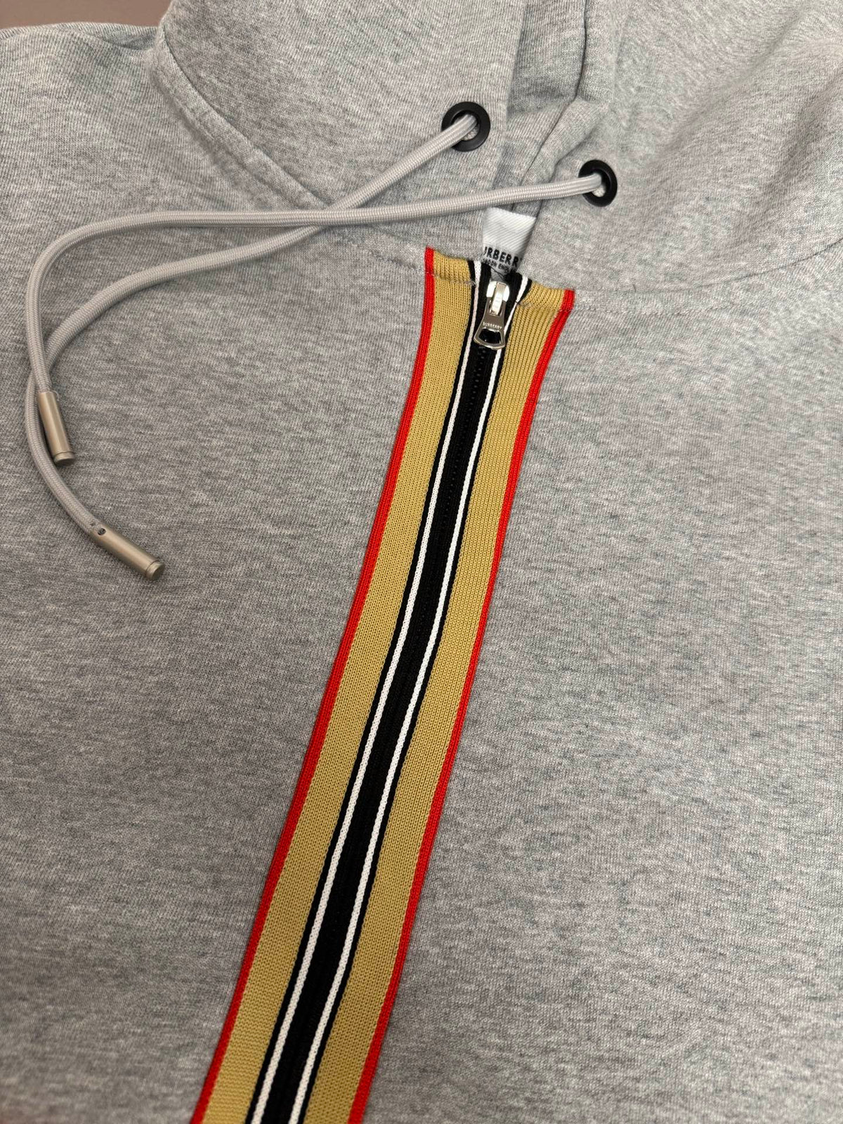 Sudadera con capucha bordada