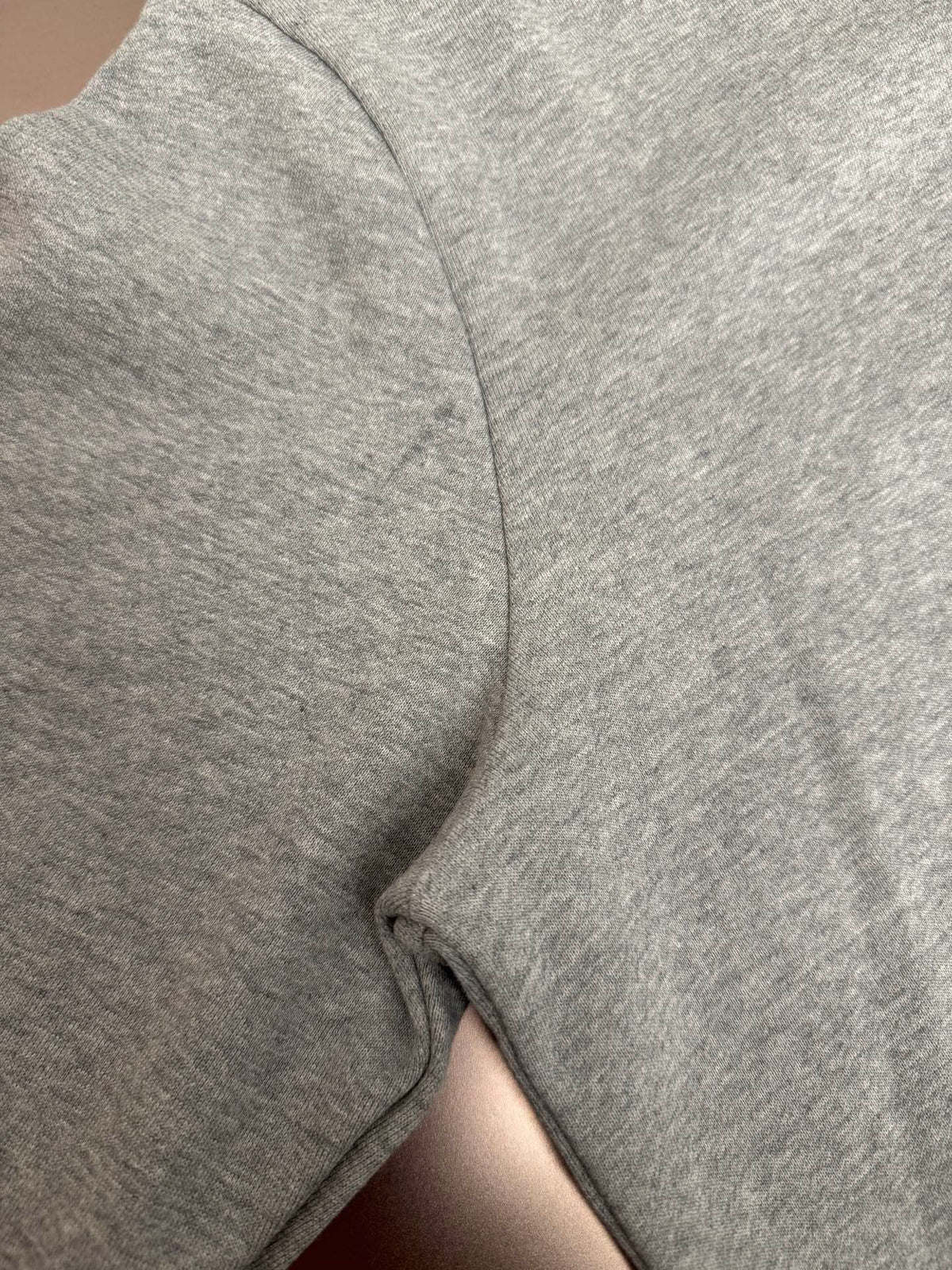 Sudadera con capucha bordada