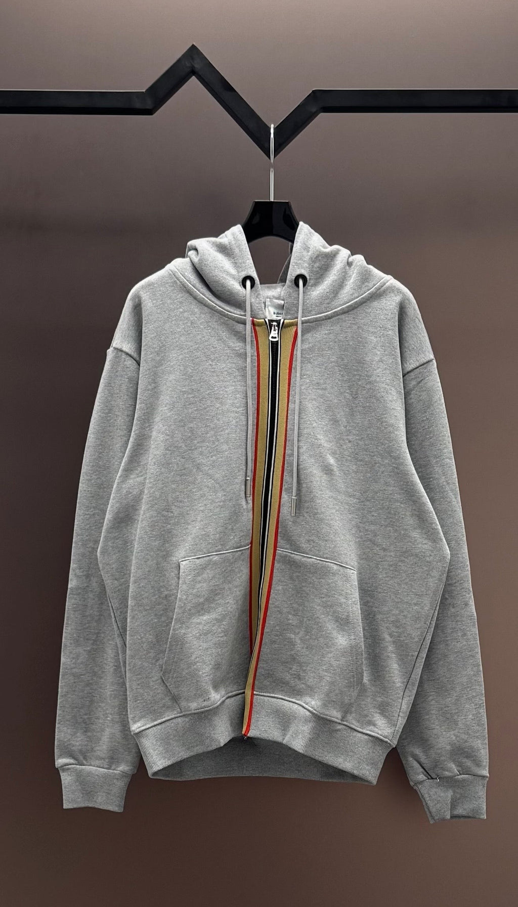 Sudadera con capucha bordada