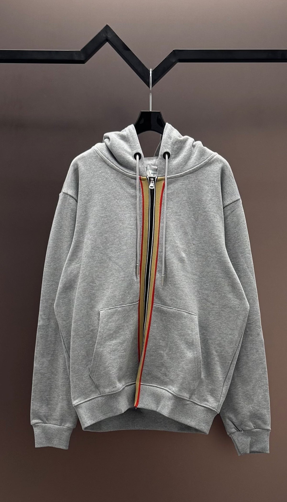 Sudadera con capucha bordada
