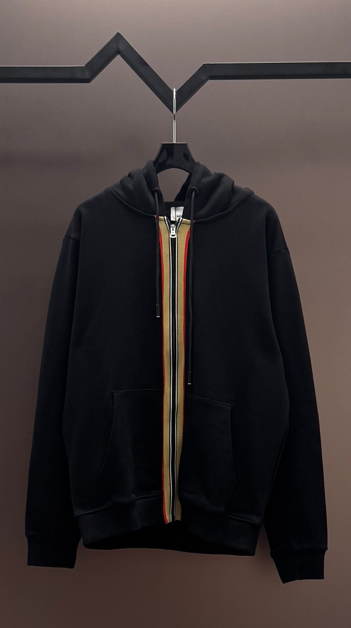 Sudadera con capucha bordada