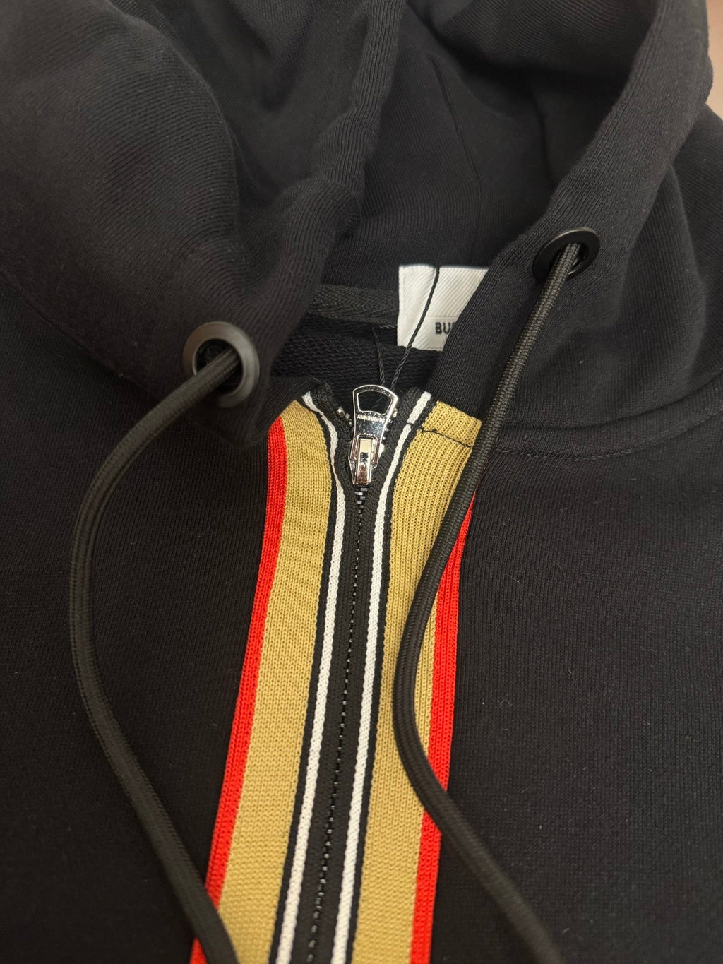 Sudadera con capucha bordada