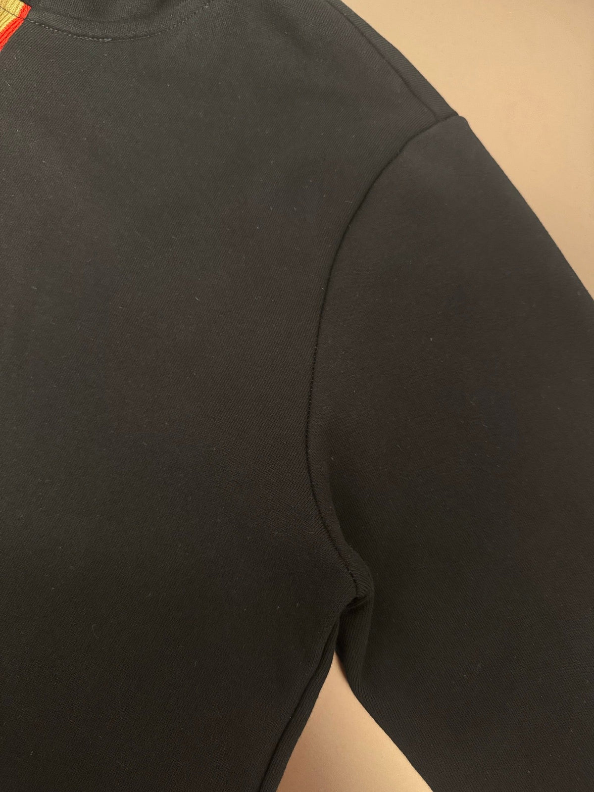 Sudadera con capucha bordada