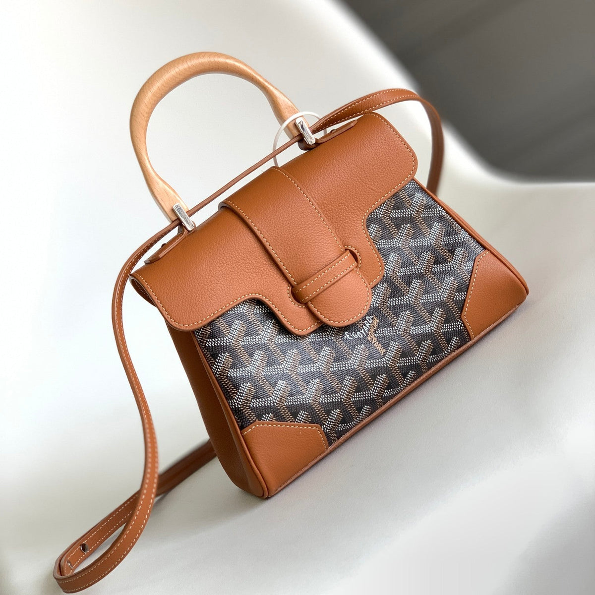 Bolso de mano con estampado clásico