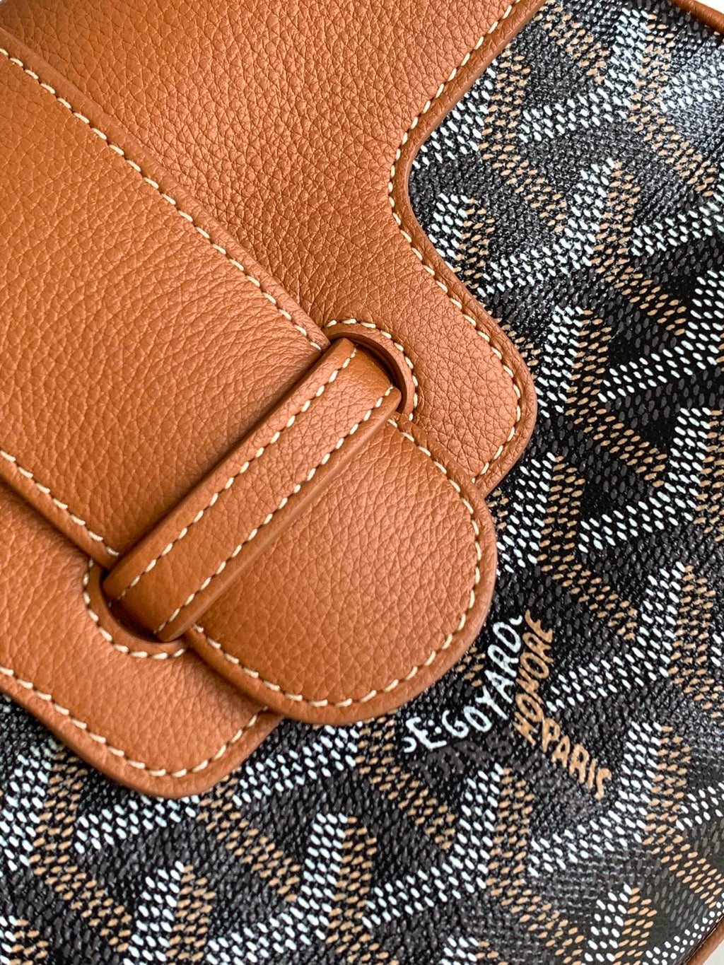 Bolso de mano con estampado clásico
