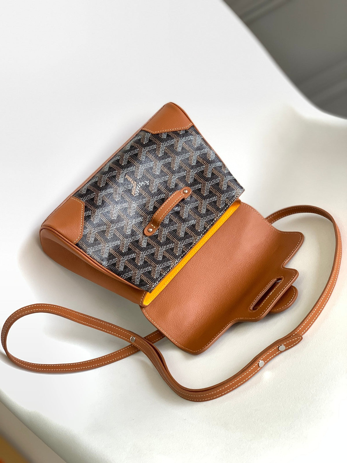 Bolso de mano con estampado clásico