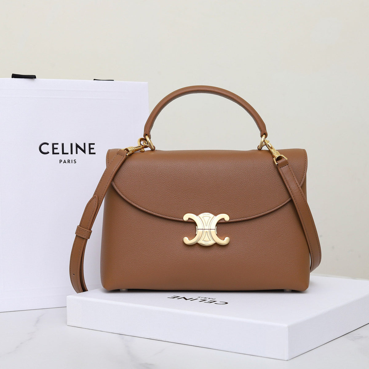 Bolso clásico de piel con asa superior
