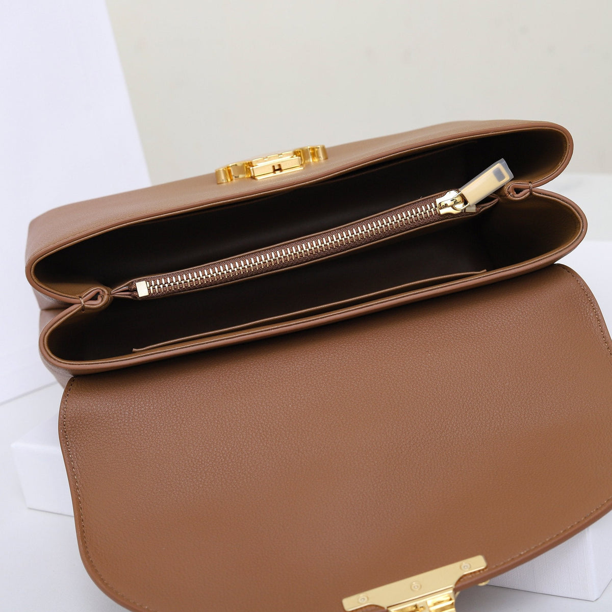 Bolso clásico de piel con asa superior