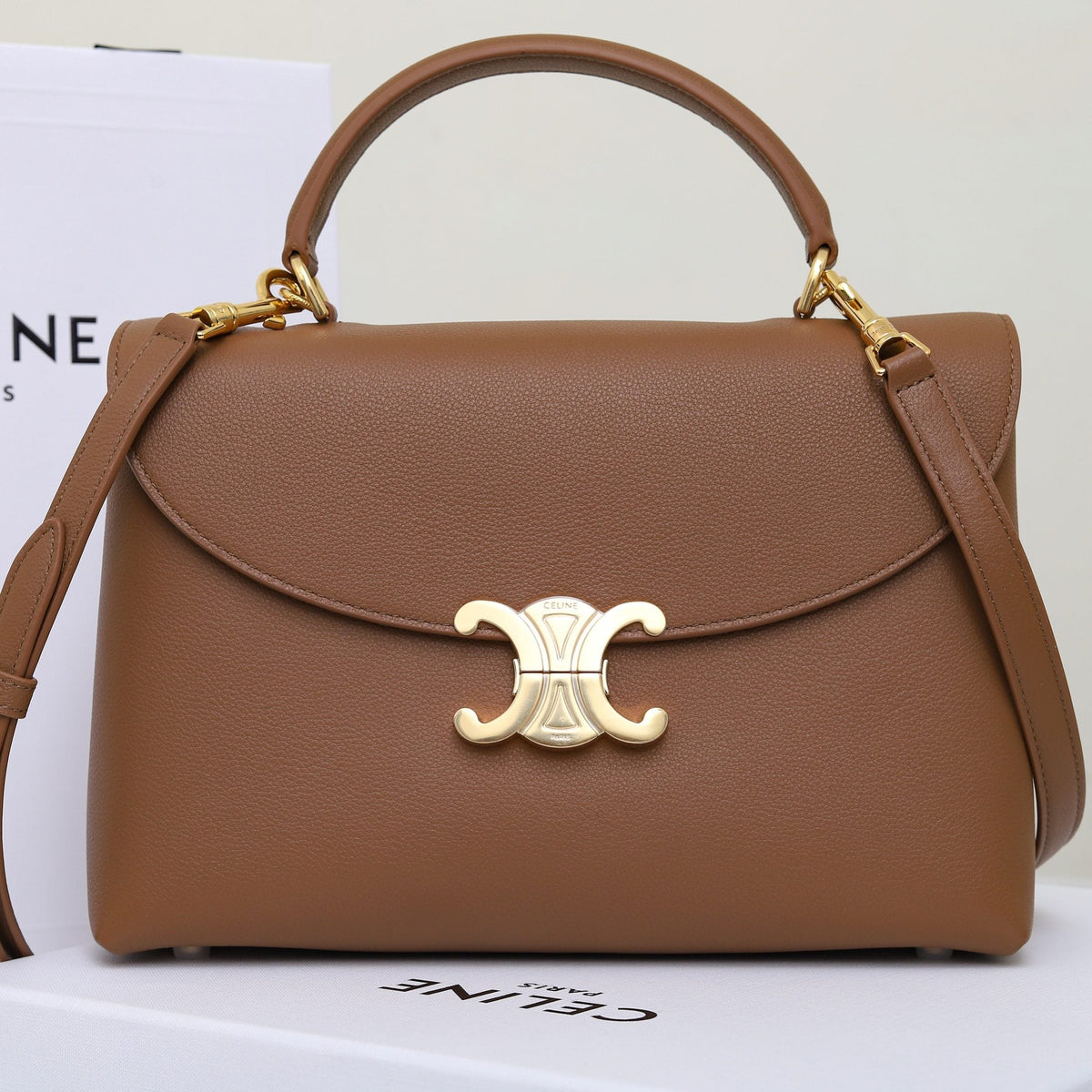 Bolso clásico de piel con asa superior