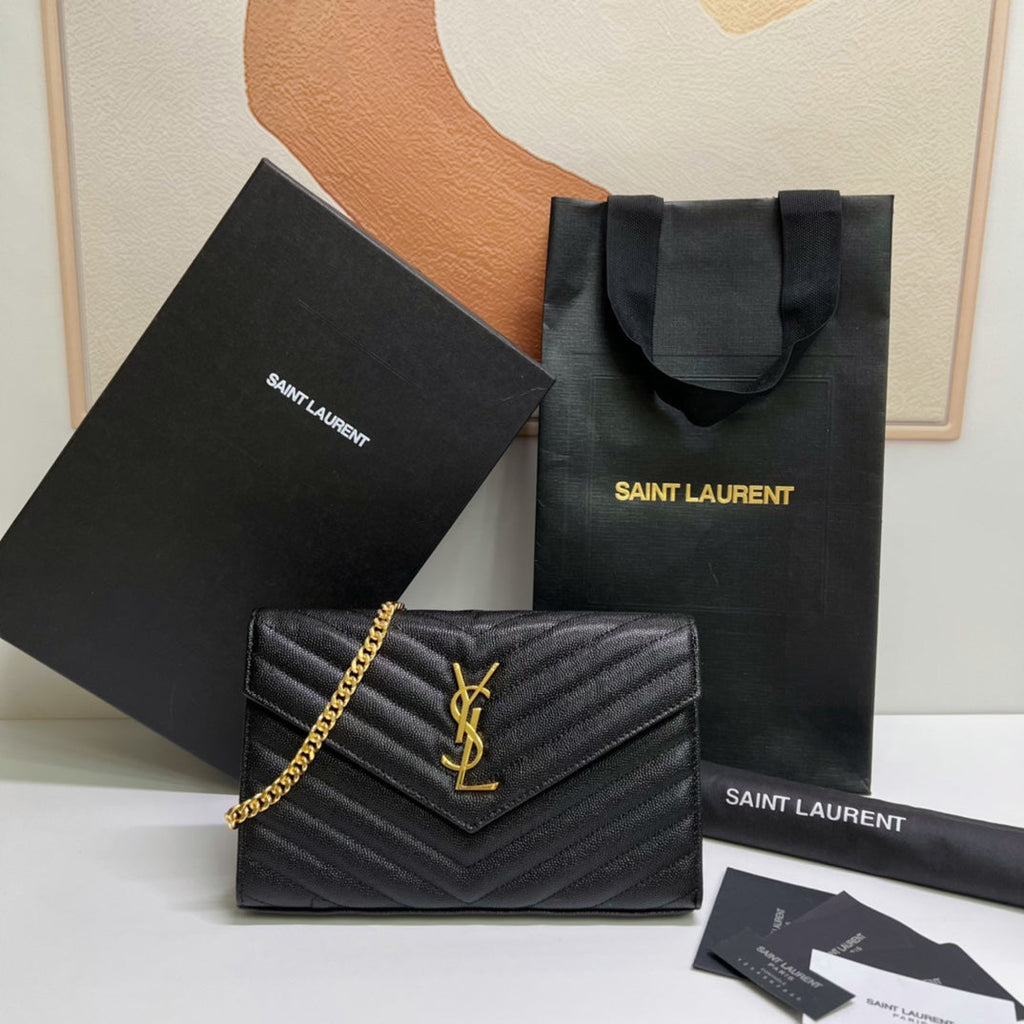 Cartera de piel acolchada con cadena