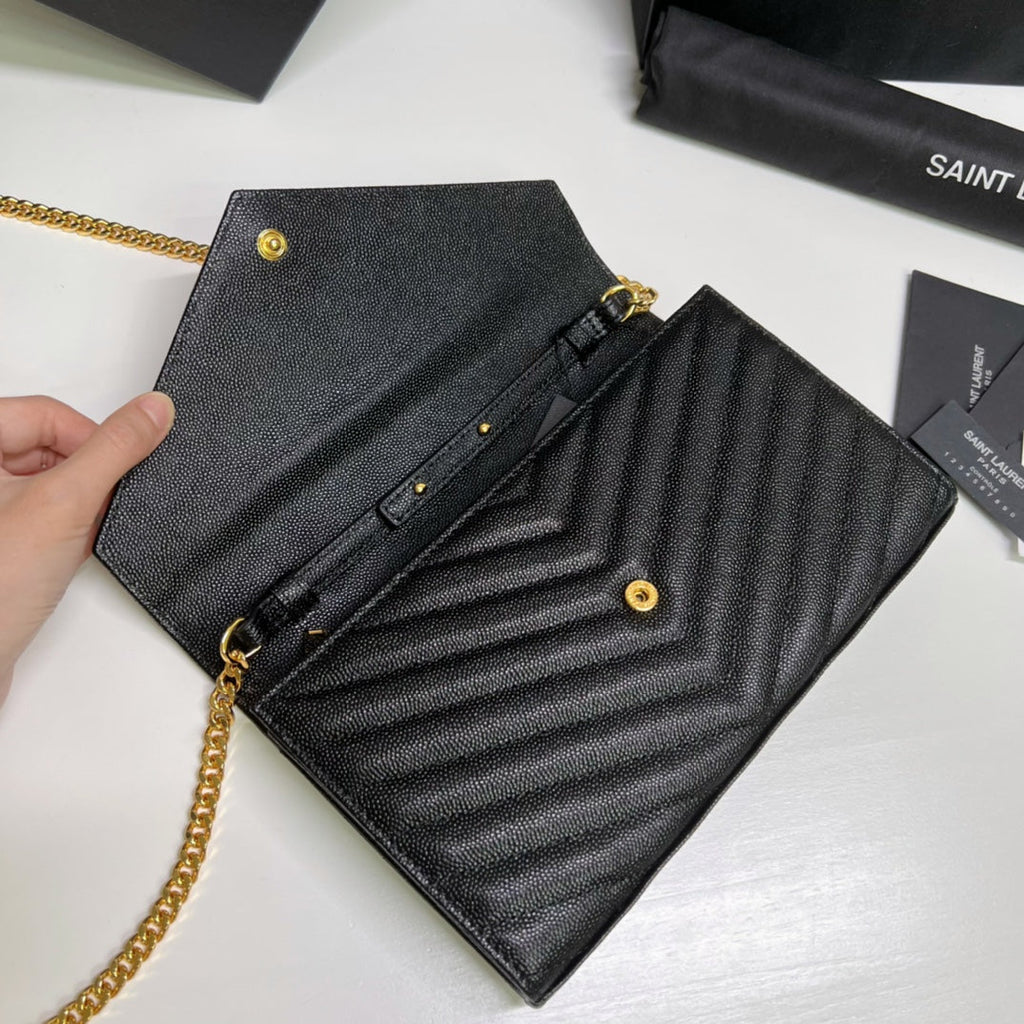 Cartera de piel acolchada con cadena