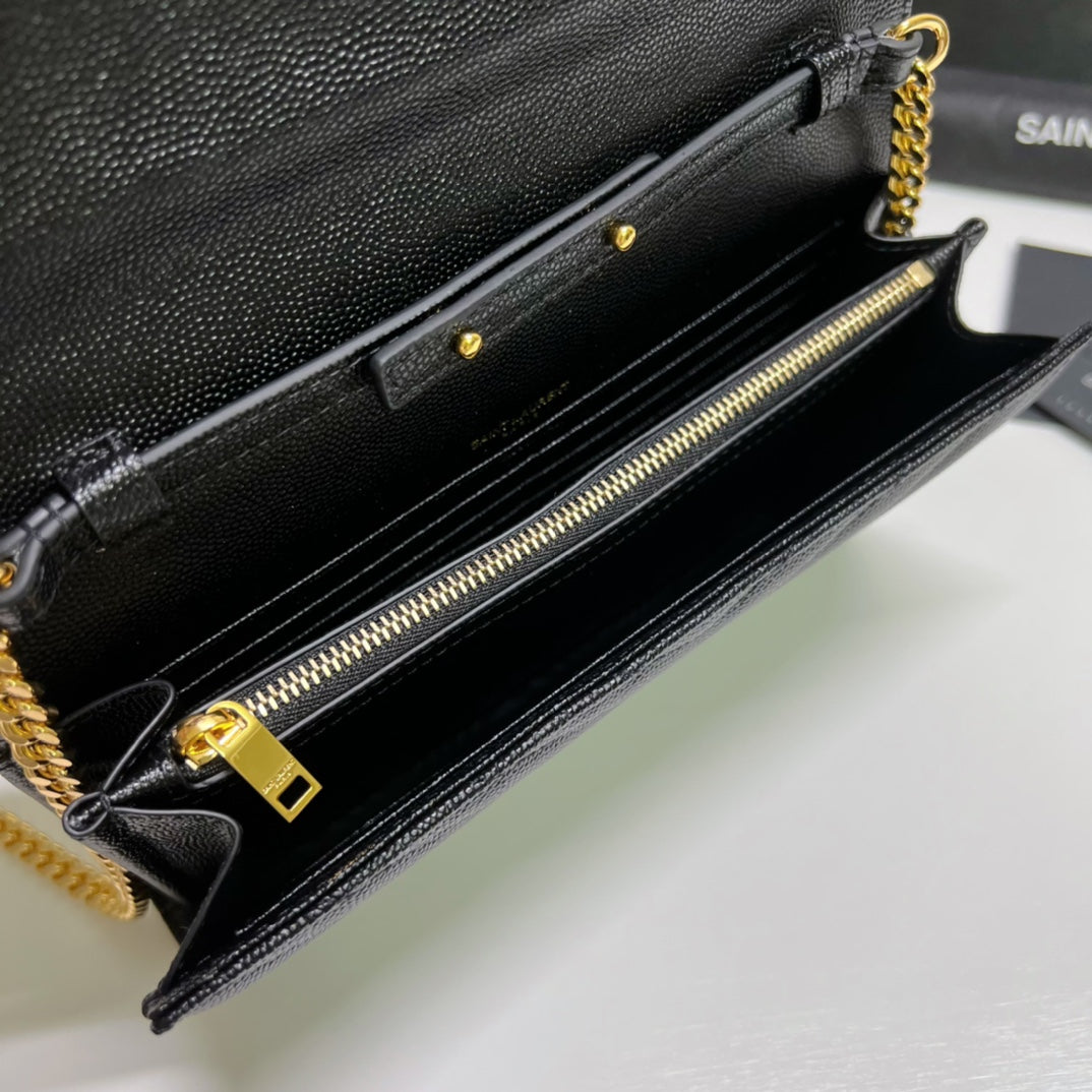 Cartera de piel acolchada con cadena