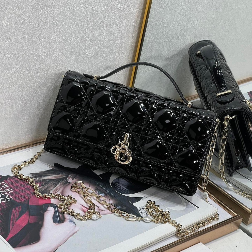 Bolso acolchado brillante de charol