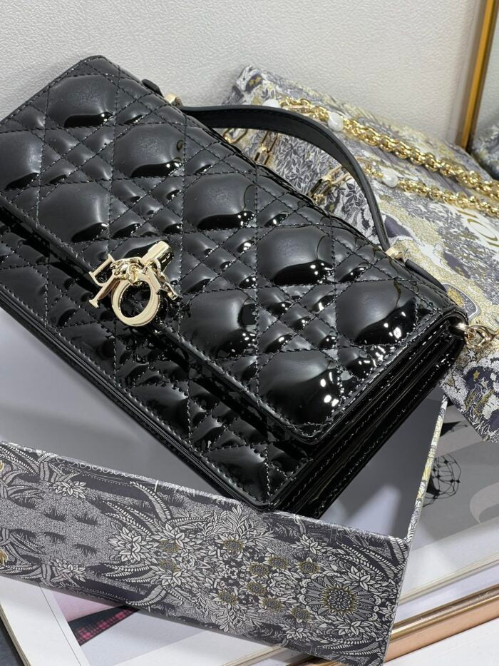 Bolso acolchado brillante de charol