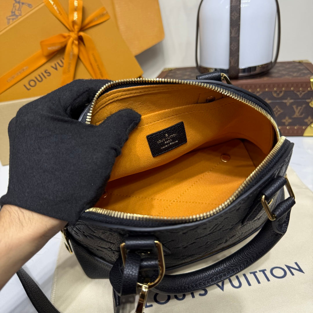 Bolso de piel repujada