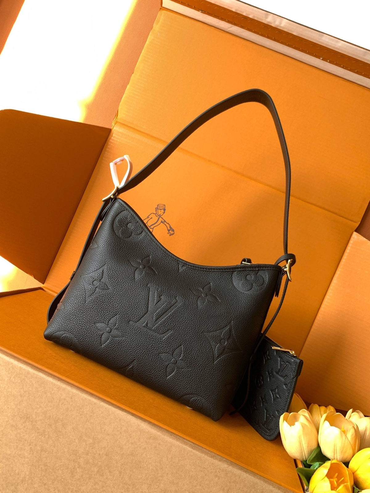 Bolso de hombro de piel repujada