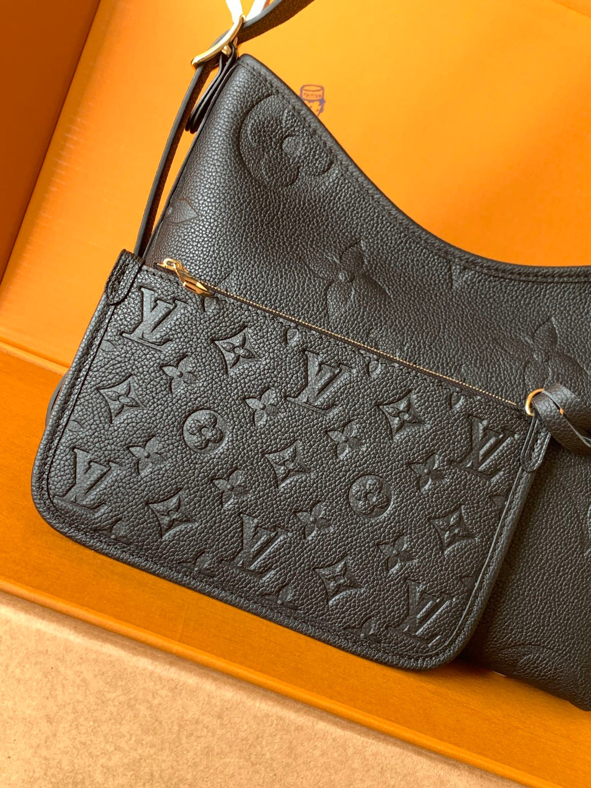 Bolso de hombro de piel repujada