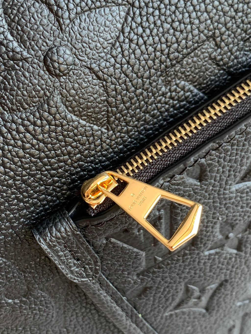 Bolso de hombro de piel repujada