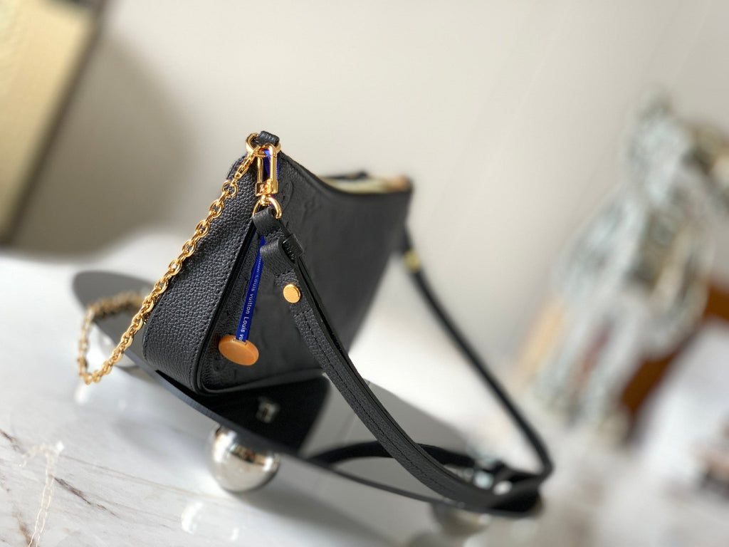 Bolso de hombro de piel repujada