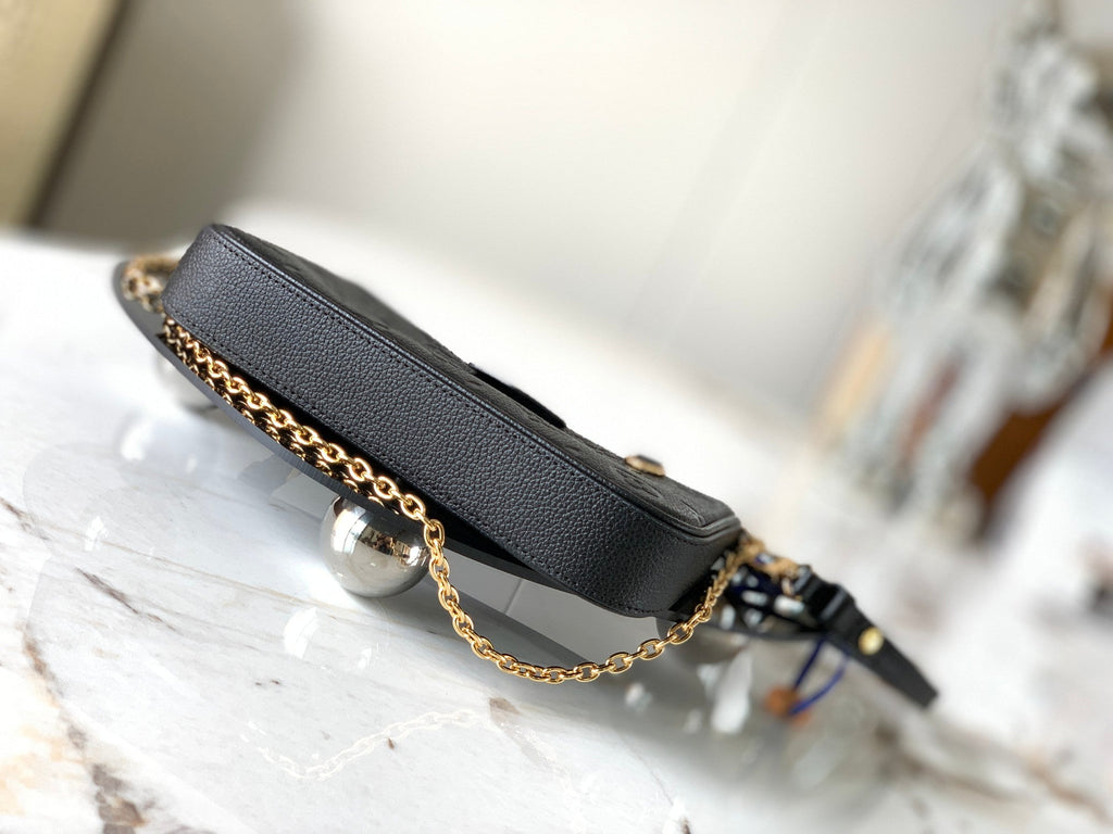 Bolso de hombro de piel repujada