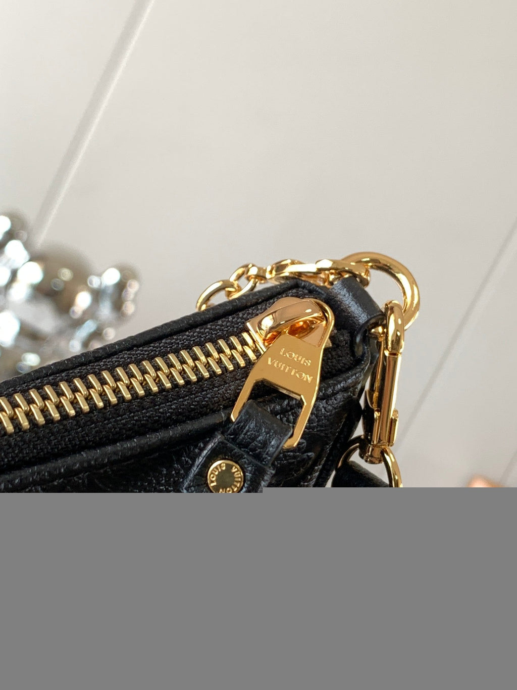 Bolso de hombro de piel repujada
