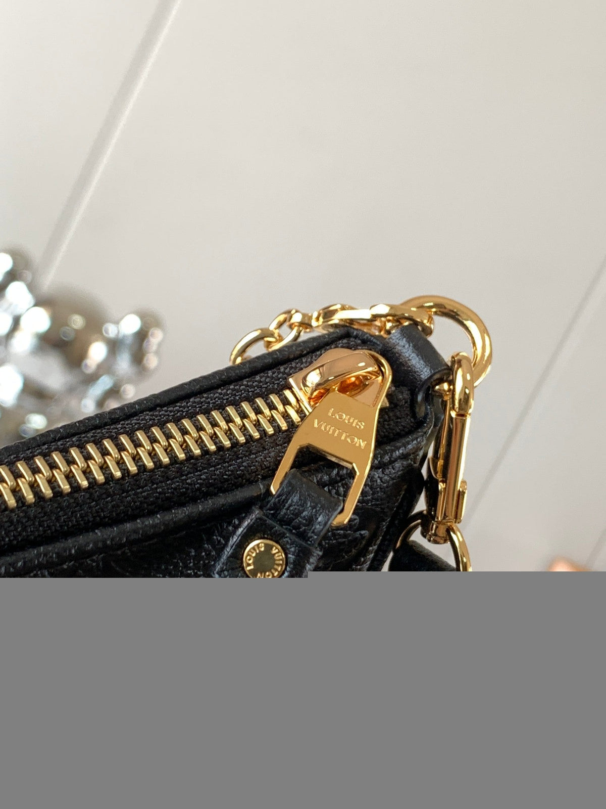 Bolso de hombro de piel repujada