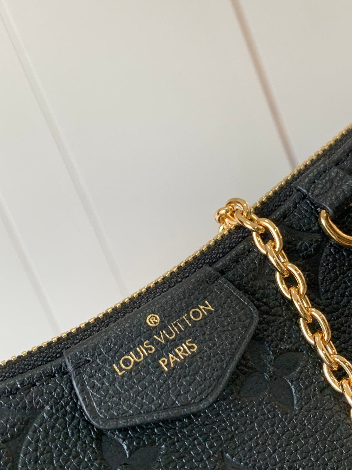 Bolso de hombro de piel repujada