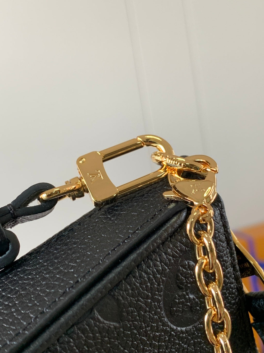 Bolso de hombro de piel repujada