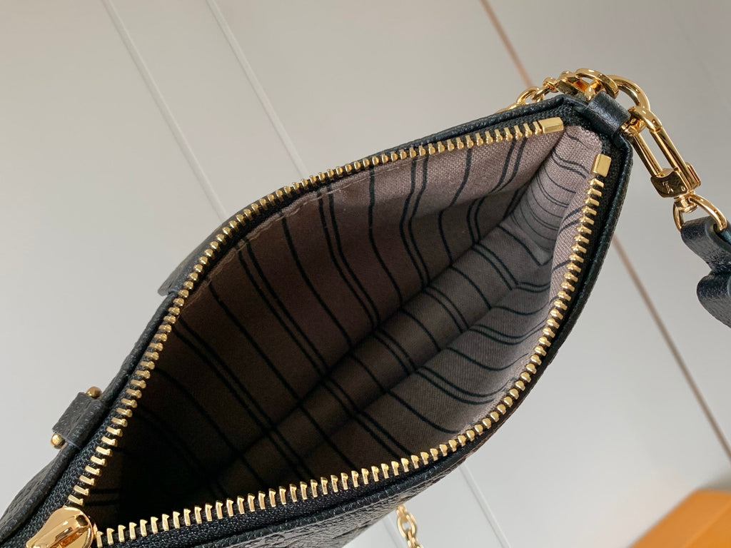 Bolso de hombro de piel repujada
