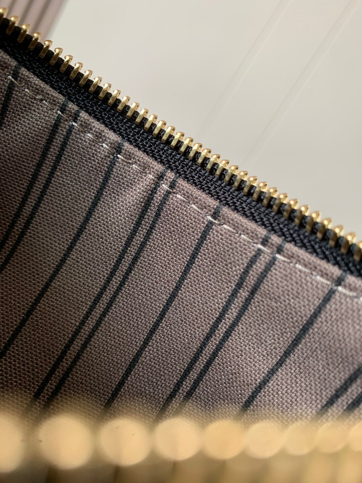 Bolso de hombro de piel repujada